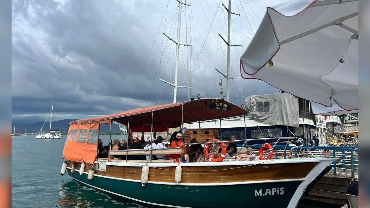 Fethiye’de Deniz Taksisine Turistlerden Yoğun İlgi, 200 TL'ye Fethiye'nin Güzelliklerini keşfediyorlar.