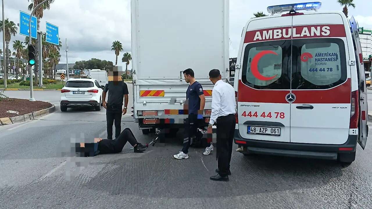 Muğla’da Motosiklet Kamyonetin Altına Girdi
