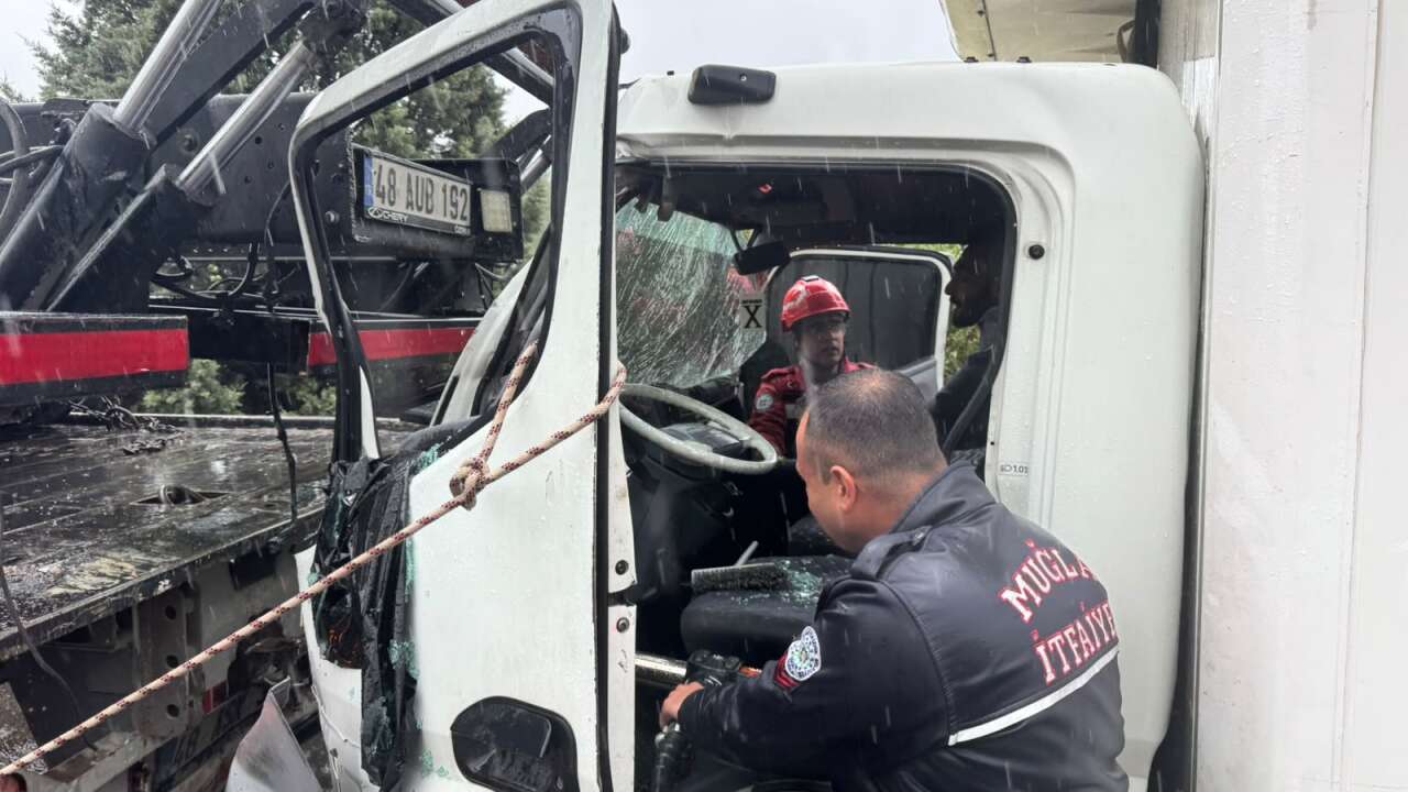 Menteşe’de Kamyonet Çekiciye Arkadan Çarptı: 1 Yaralı