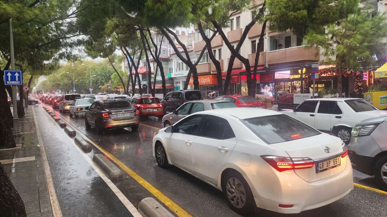 Muğla’da Yağmur Trafiği Felç Etti, Menteşe’de Araçlar İlerlemekte Zorlandı