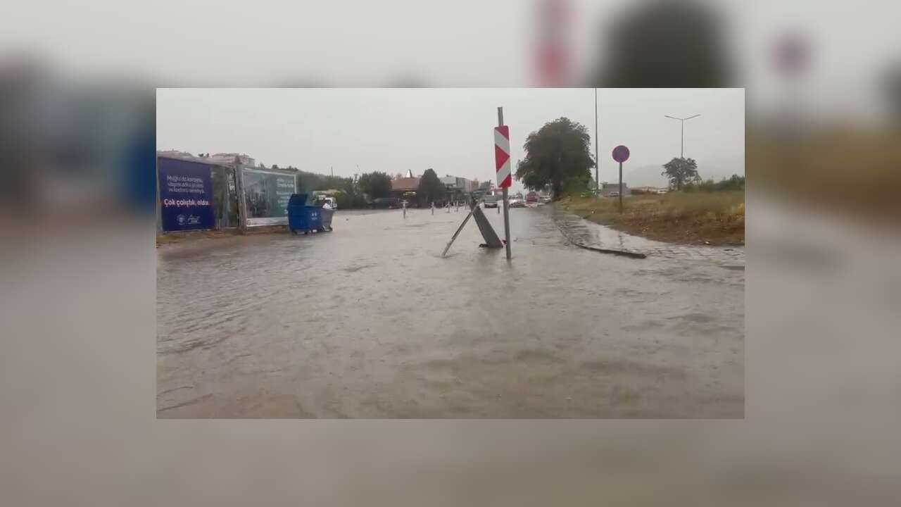 Menteşe’de Sağanak Yağış Hayatı Felç Etti: Yollar Göle Döndü