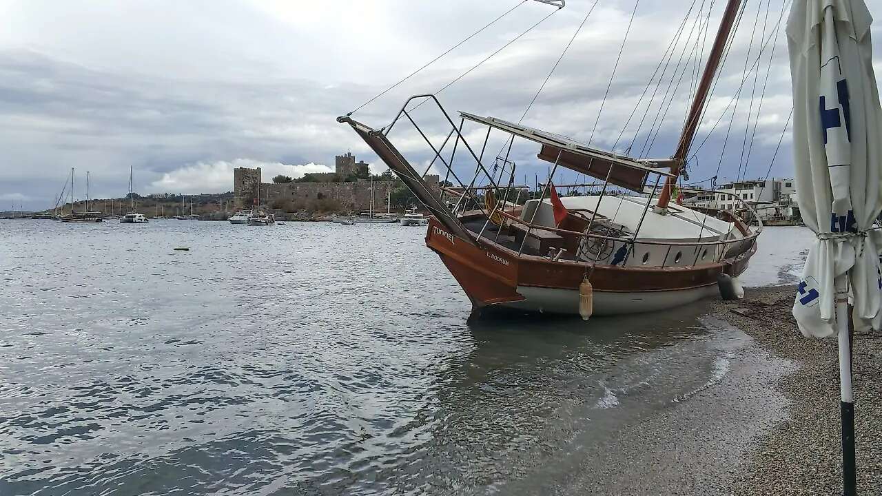 Bodrum'da Fırtına Tekneyi Karaya Sürükledi