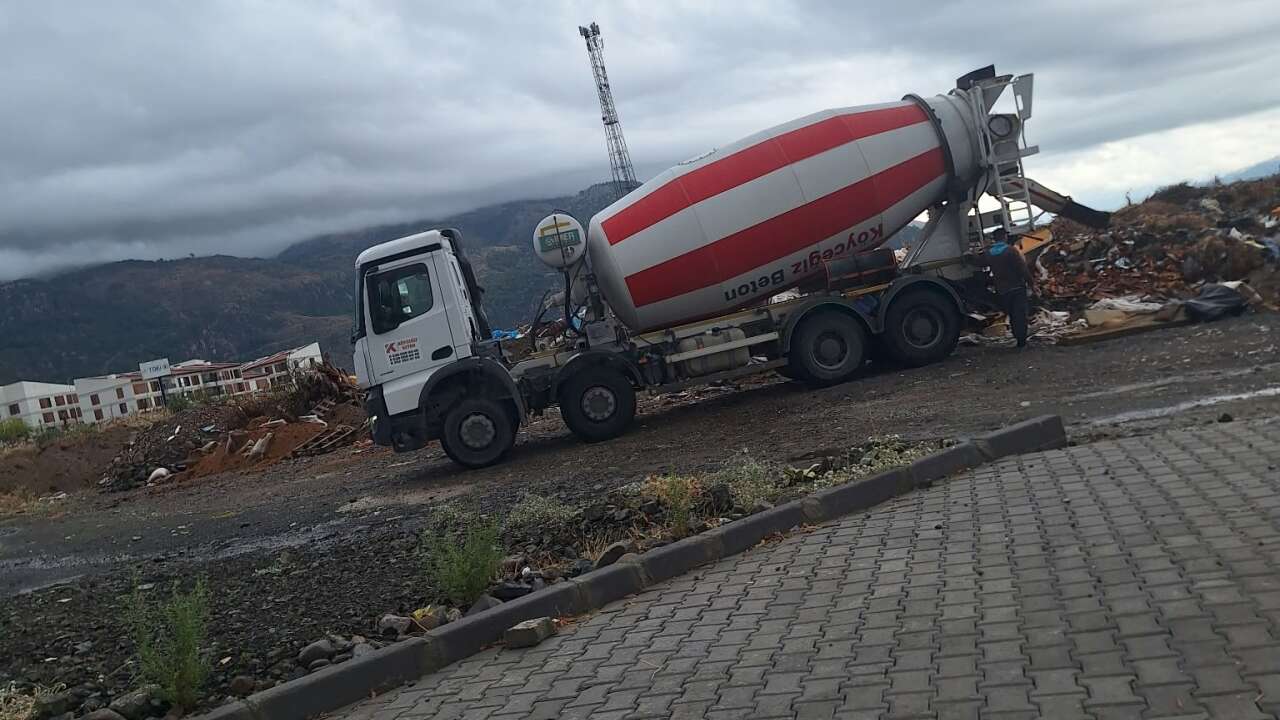 Köyceğiz’de Okulun Karşısına Çöp Dökülüyor: Kötü Koku Tepki Çekti
