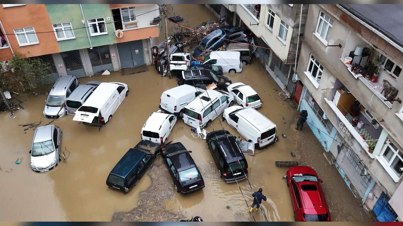 İstanbul’da Sel Felaketinin Boyutu Gün Ağarınca Ortaya Çıktı: Araçlar Üst Üste Yığıldı