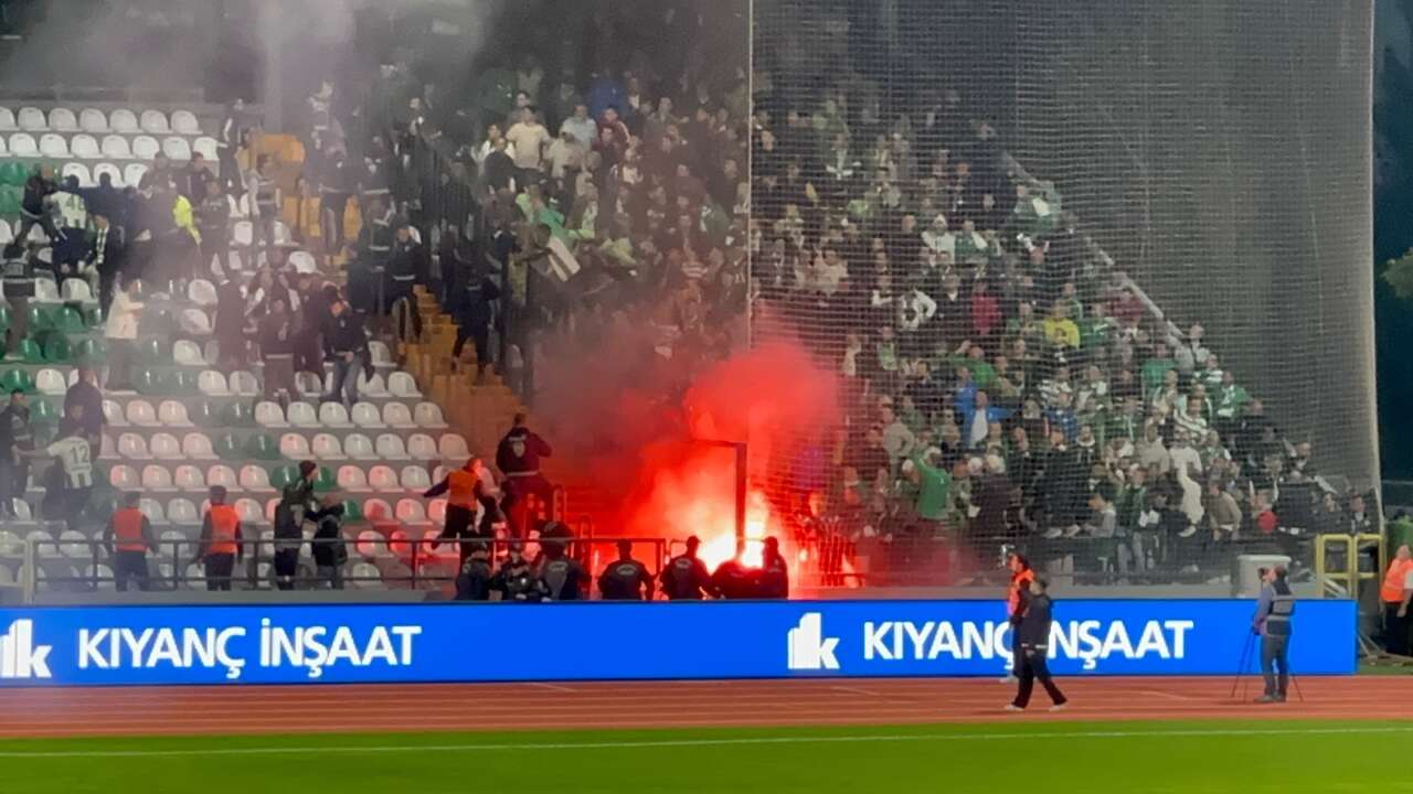 Muğlaspor-Bursaspor Maçında Gerginlik: Yakılan Meşale Muğlaspor Tribününe Atıldı