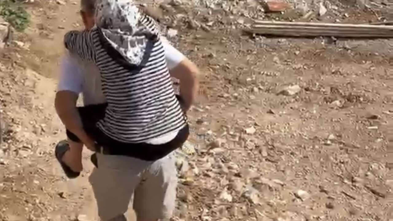 Milas’ta 100 Yıllık Yol Tartışması ,97 Yaşındaki Annelerini Sırtlarında Taşıdıklarını İddia Ettiler
