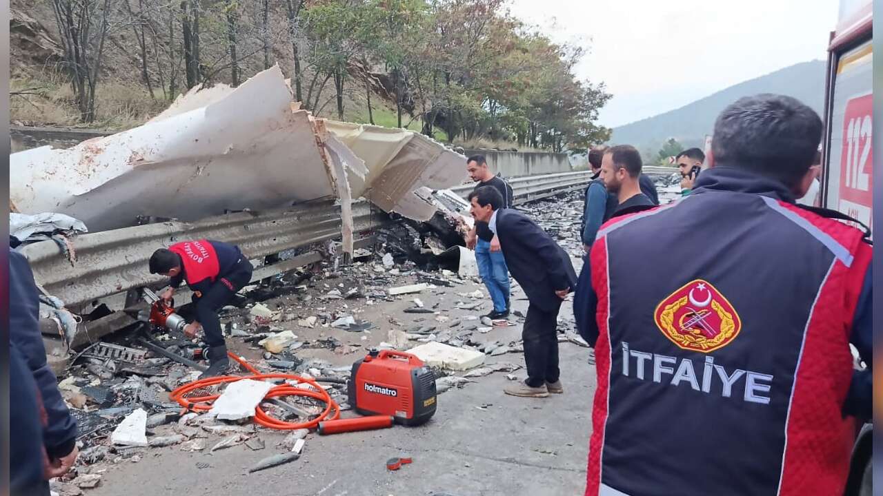 Balık Yüklü Kamyon Devrildi: Sürücü Hayatını Kaybetti