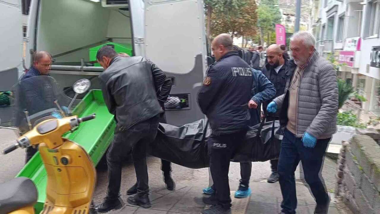 16 Yaşındaki Kız Evinde Ölü Bulundu