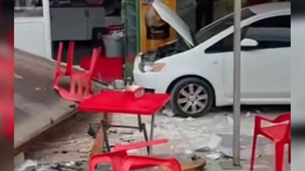 Köyceğiz’de Otomobil İşletmeye Daldı: Masa ve Sandalyeler Savruldu