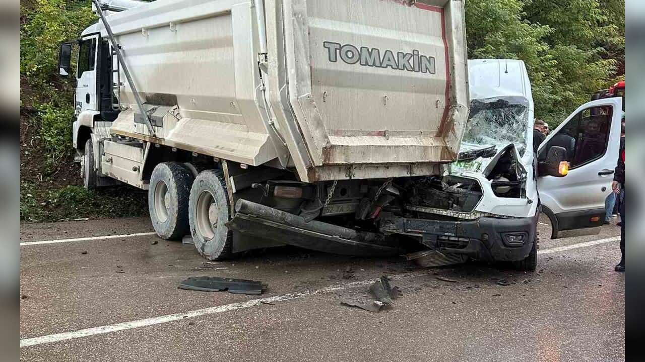 Öğrenci Minibüsü Kamyona Çarptı: 1 Ölü, 23 Yaralı