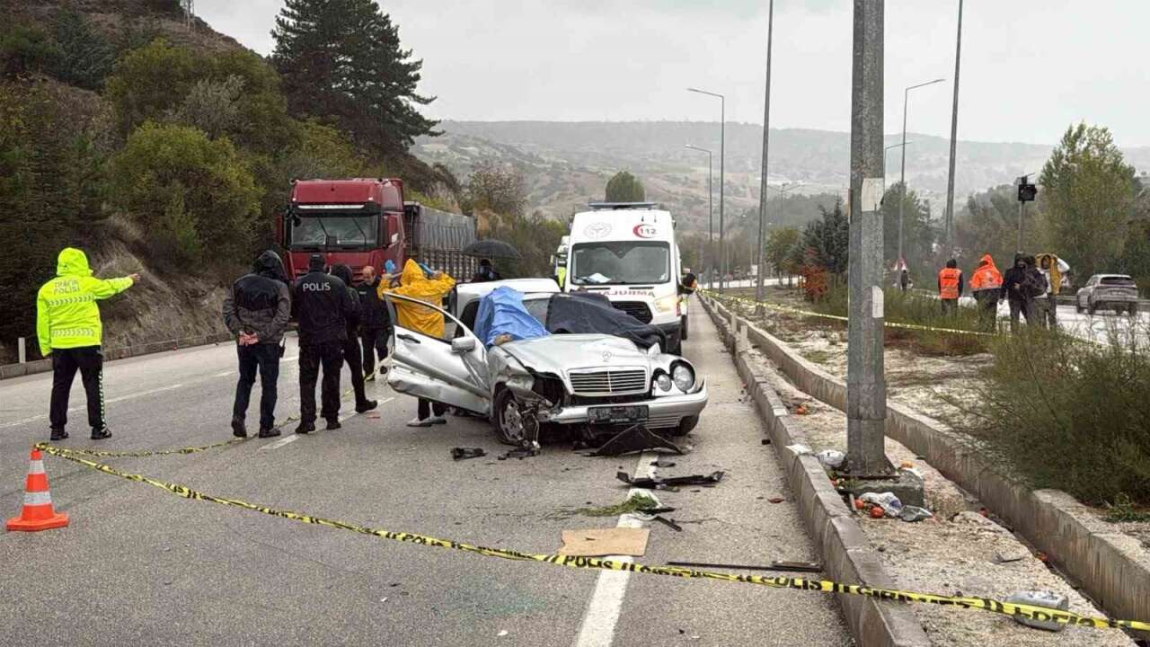 Bariyerlere Çarpıp Takla Attı: 1 Ölü, 4 Yaralı