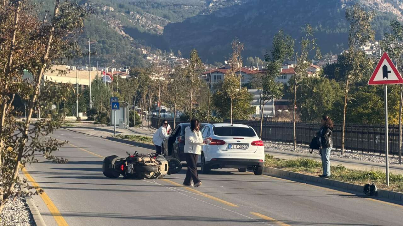 Menteşe’de Motosiklet ile Otomobil Çarpıştı: 1 Yaralı