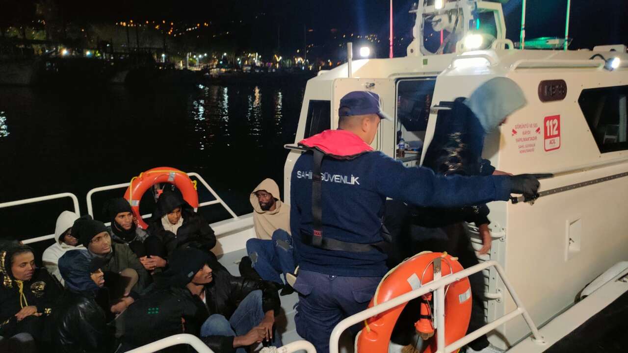 Muğla Açıklarında Yunanistan’ın Geri İttiği 35 Düzensiz Göçmen Kurtarıldı
