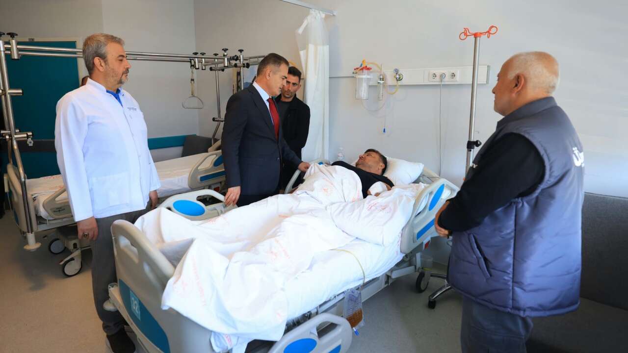 Muğla Valisi  Akbıyık’tan Kaza Geçiren Muhtar Kamuran Köseoğlu’na Ziyaret