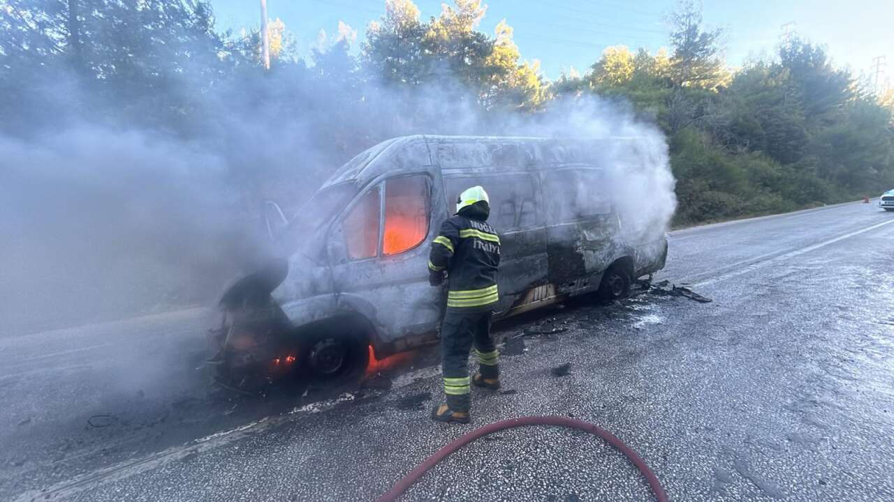 Muğla’da Okul Servisi Alevlere Teslim Oldu: Minibüs Küle Döndü