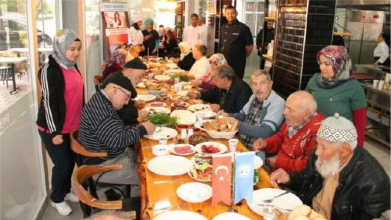 Huzurevi Sakinlerine Kahvaltı