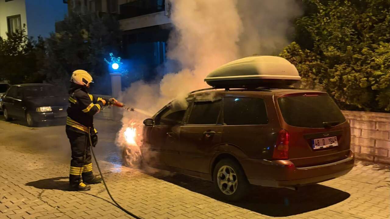 Muğla’da Araç Yangını: Motor ve Konsol Bölümü Kullanılamaz Hale Geldi