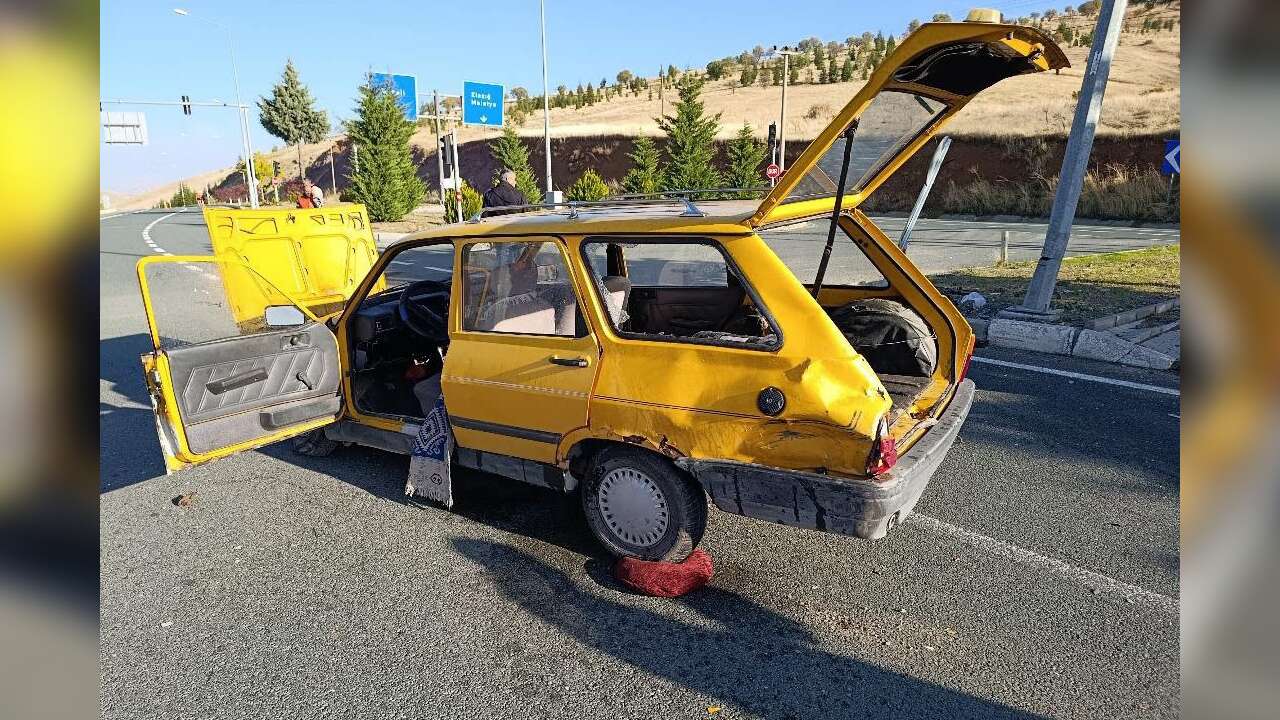 Kavşakta İki Araç Çarpıştı:1 Ölü, 2 Yaralı