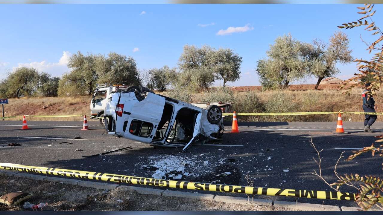 Refüje Çarptı, Karşı Şeride Geçip Takla Attı: 1 Ölü, 2 Yaralı