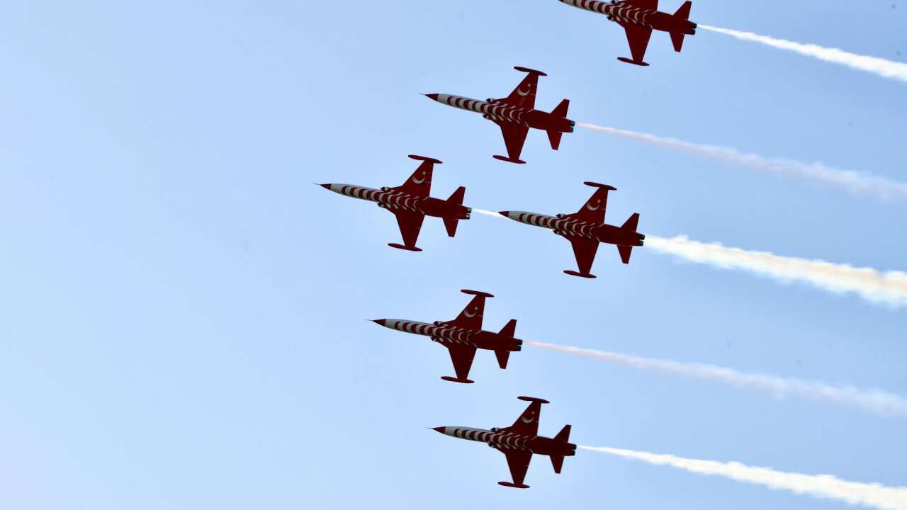 Türk Yıldızları Fethiye Semalarında Prova Yaptı: Gösteri İçin Geri Sayım Başladı