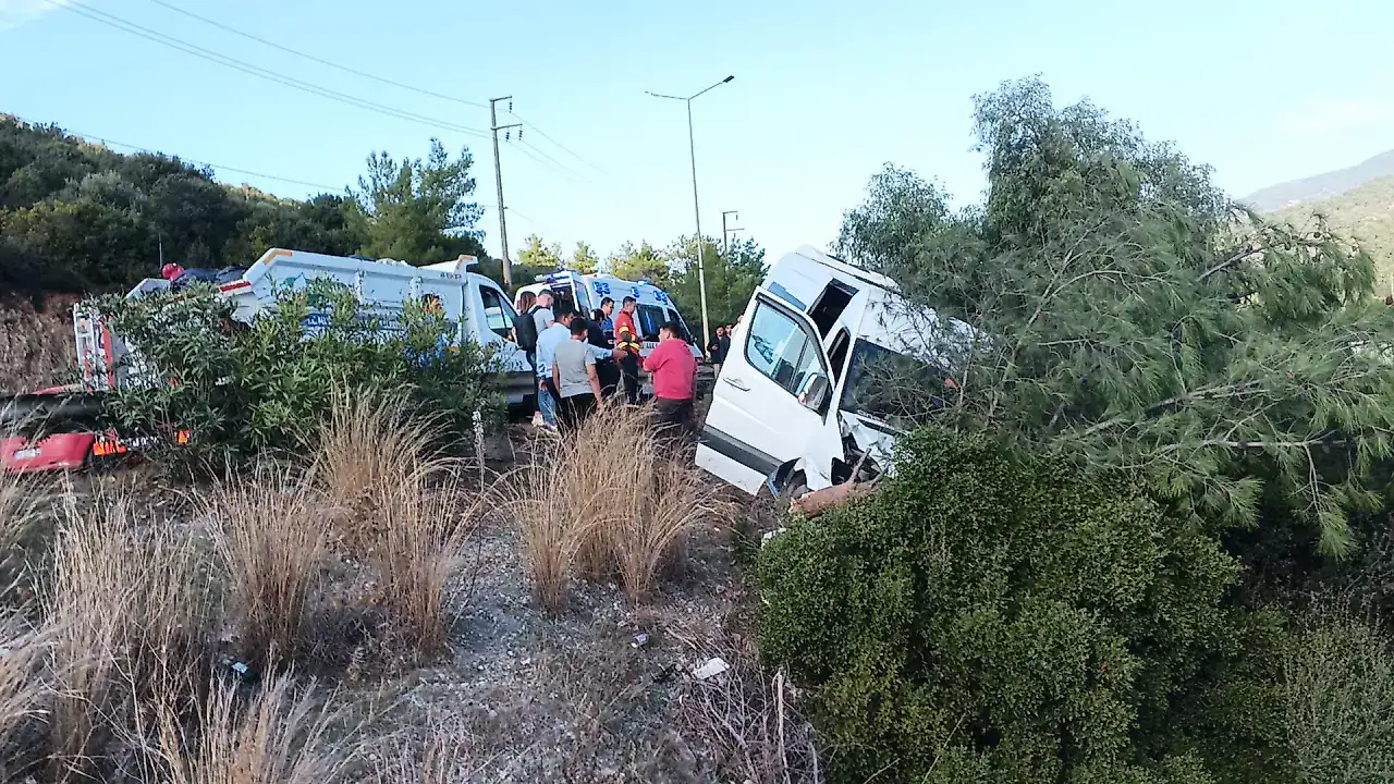 Muğla’da Otomobilin Çarptığı Minibüs Karşı Şeride Geçip Şarampole Uçtu