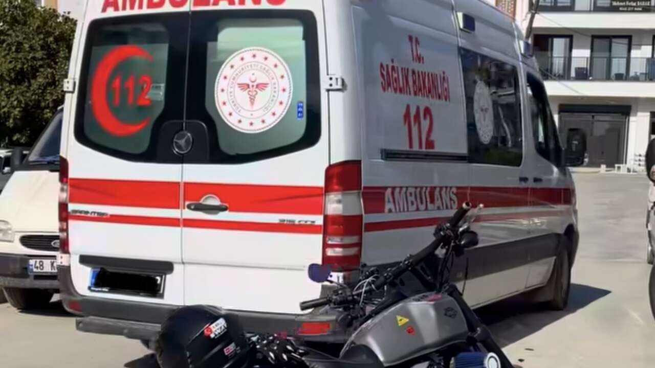 Muğla’da Otoparktan Çıkan Otomobil Motosikletle Çarpıştı: Sürücü Hastaneye Kaldırıldı