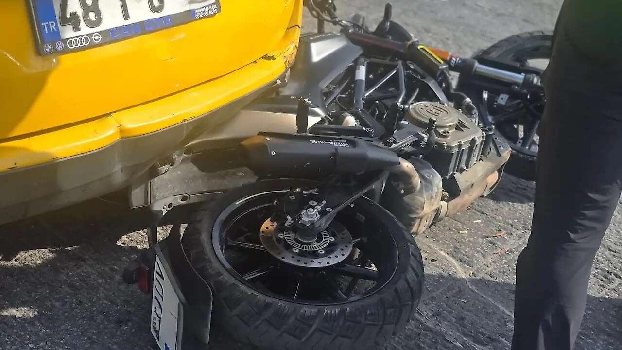 Muğla’da Motosiklet Taksiye Arkadan Çarptı: Sürücü Yola Savruldu