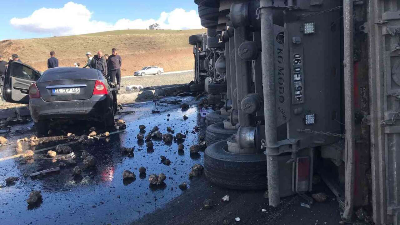 Tır ve Otomobilin Çarpıştı 4 Kişi Hayatını Kaybetti