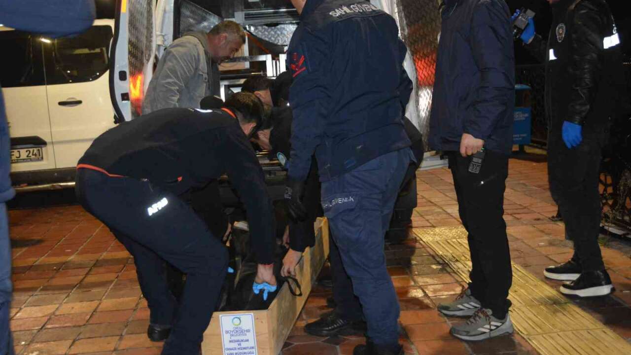 Gece Denize Atlayan 18 Yaşındaki Genç Hayatını Kaybetti