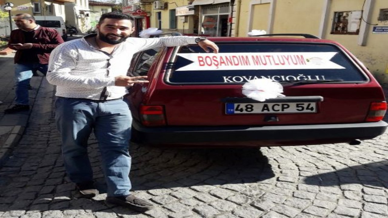 Boşanmasını şehir turu atarak kutladı