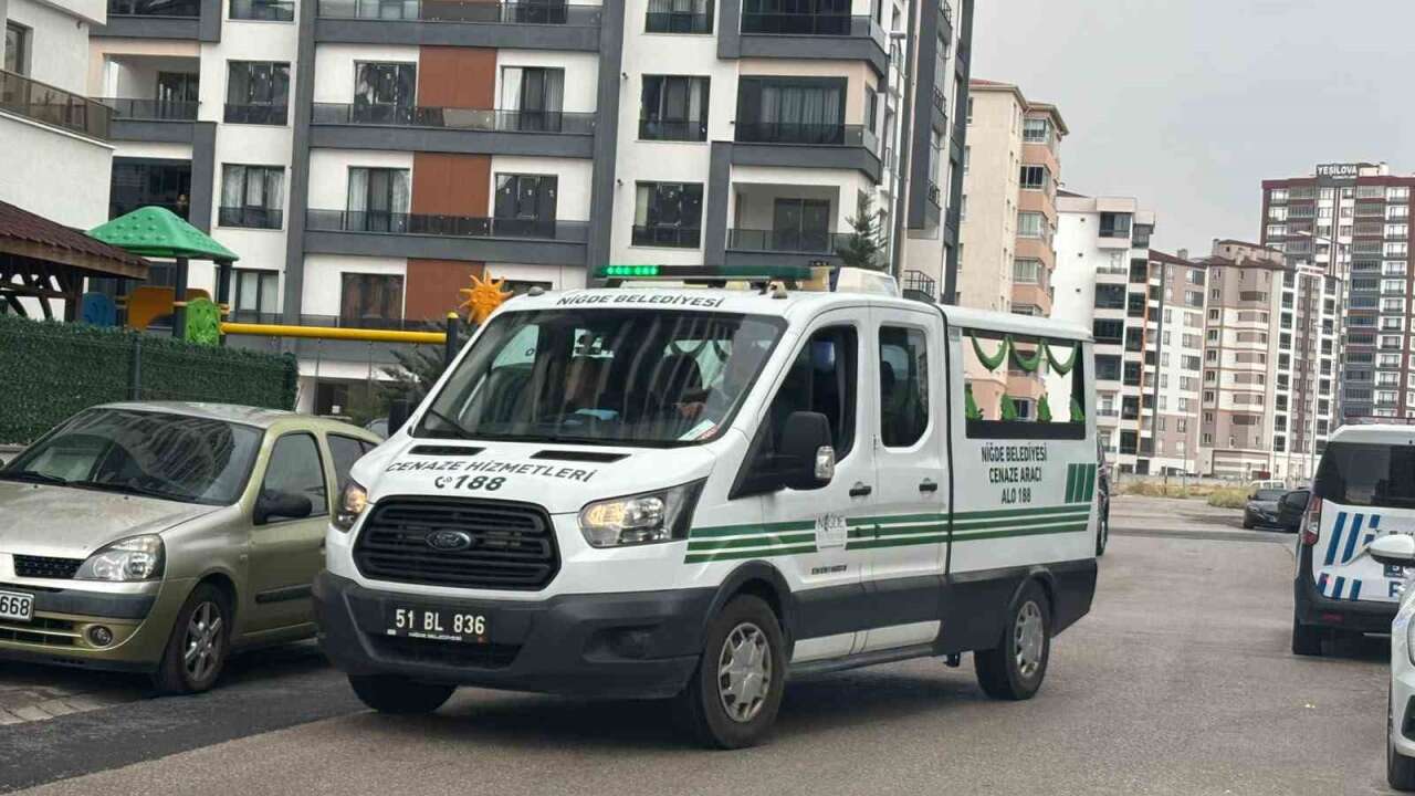 22 Yaşındaki Genç Kız Çatı Katında Ölü Bulundu