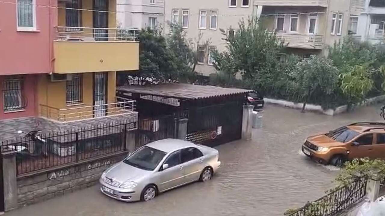 Fethiye’de Sağanak Hayatı Felç Etti: Evler, İş Yerleri ve Seralar Sular Altında
