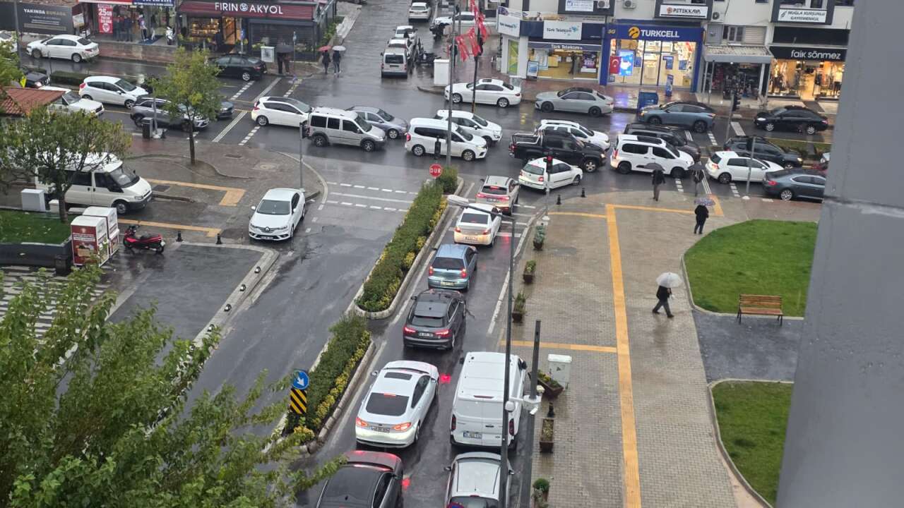 Menteşe’de Sağanak Trafiği Kilitledi Araçlar İlerlemekte Zorlandı