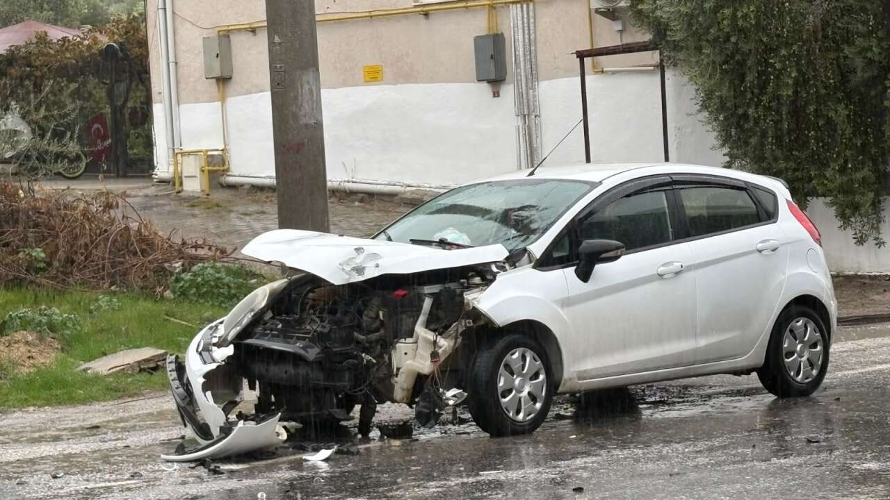 Muğla'da Otomobil ile Yolcu Dolmuşu Çarpıştı: 1 Yaralı