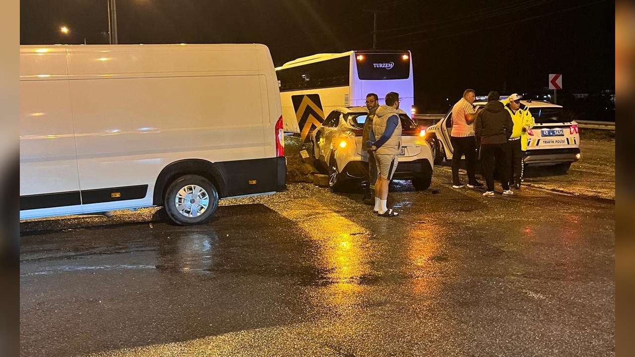 Menteşe’de Yağış Sonrası Kaza: Otobüs ile Araç Çarpıştı
