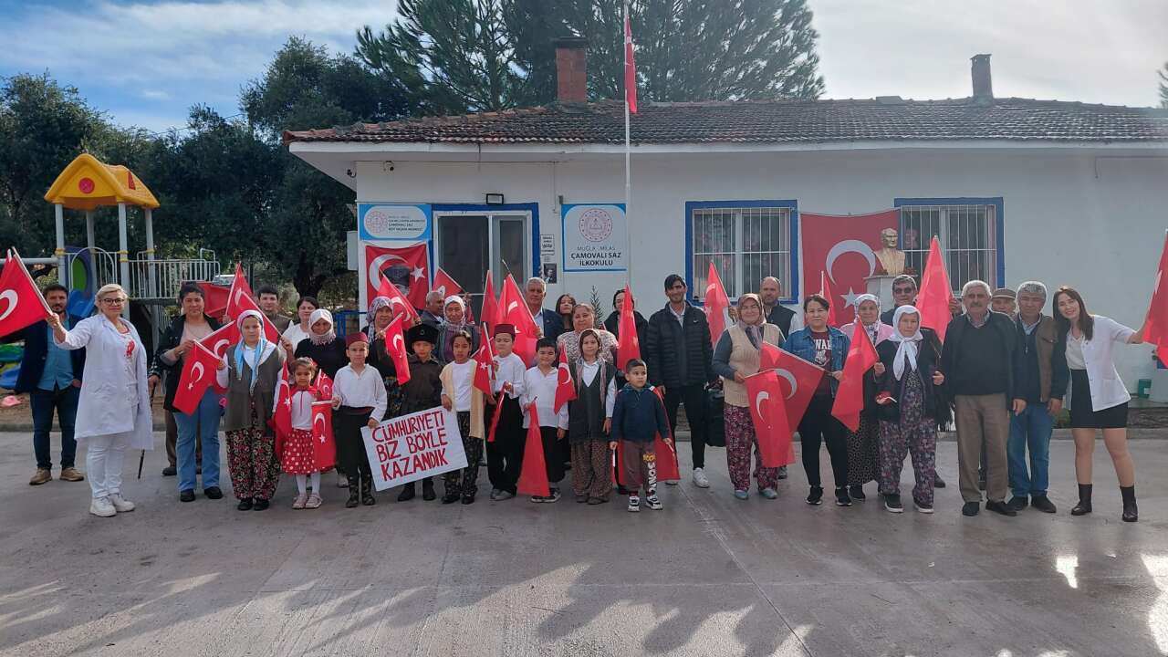 Milas Çamovalısaz İlkokulu’nda 29 Ekim Coşkusu: Köy Halkı ve Öğrenciler Cumhuriyet Bayramı’nı Birlikte Kutladı