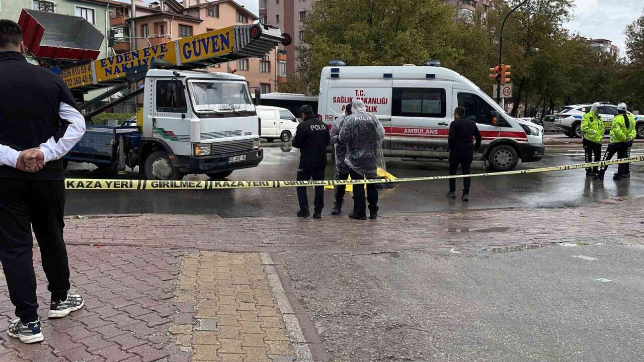 Yolun Karşısına Geçerken Kamyonun Altında Kaldı