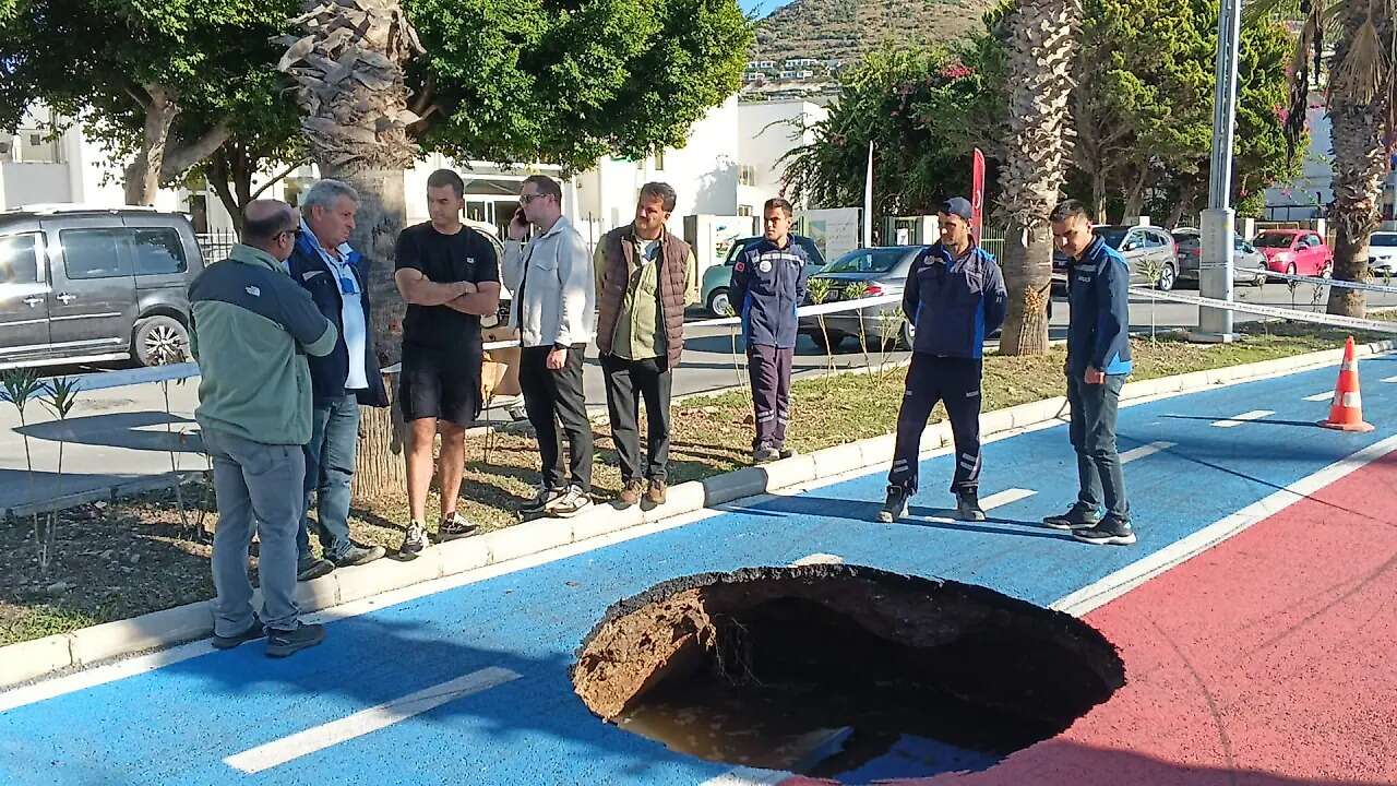 Bodrum’da Görenleri Şaşkına Çeviren Olay, Sahilde Obruk Oluştu