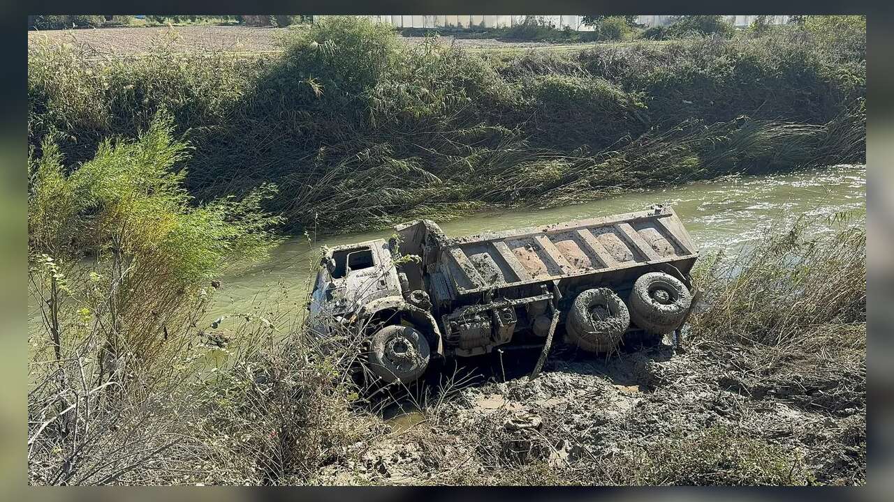 Dalaman’da Taşkın Yaşanan Tersakan Çayı’na Kamyon Devrildi, Sürücü Yaralandı