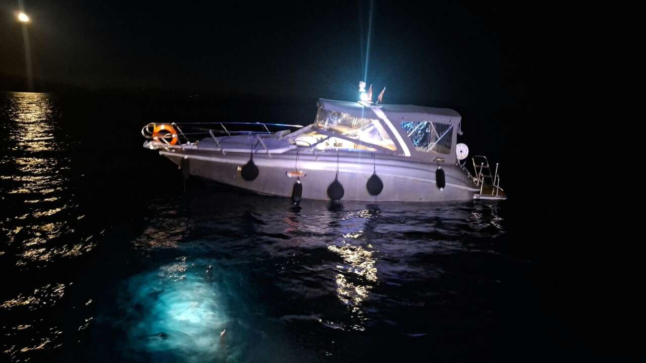 Marmaris’te Tekne Kayalıklara Çarptı: 2 Kişi Kurtarıldı