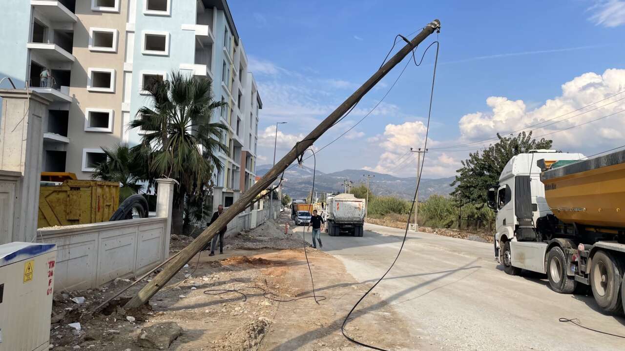 Muğla’da Yol Çalışması Sırasında Telefon Direkleri Devrildi, 1 Yaralı