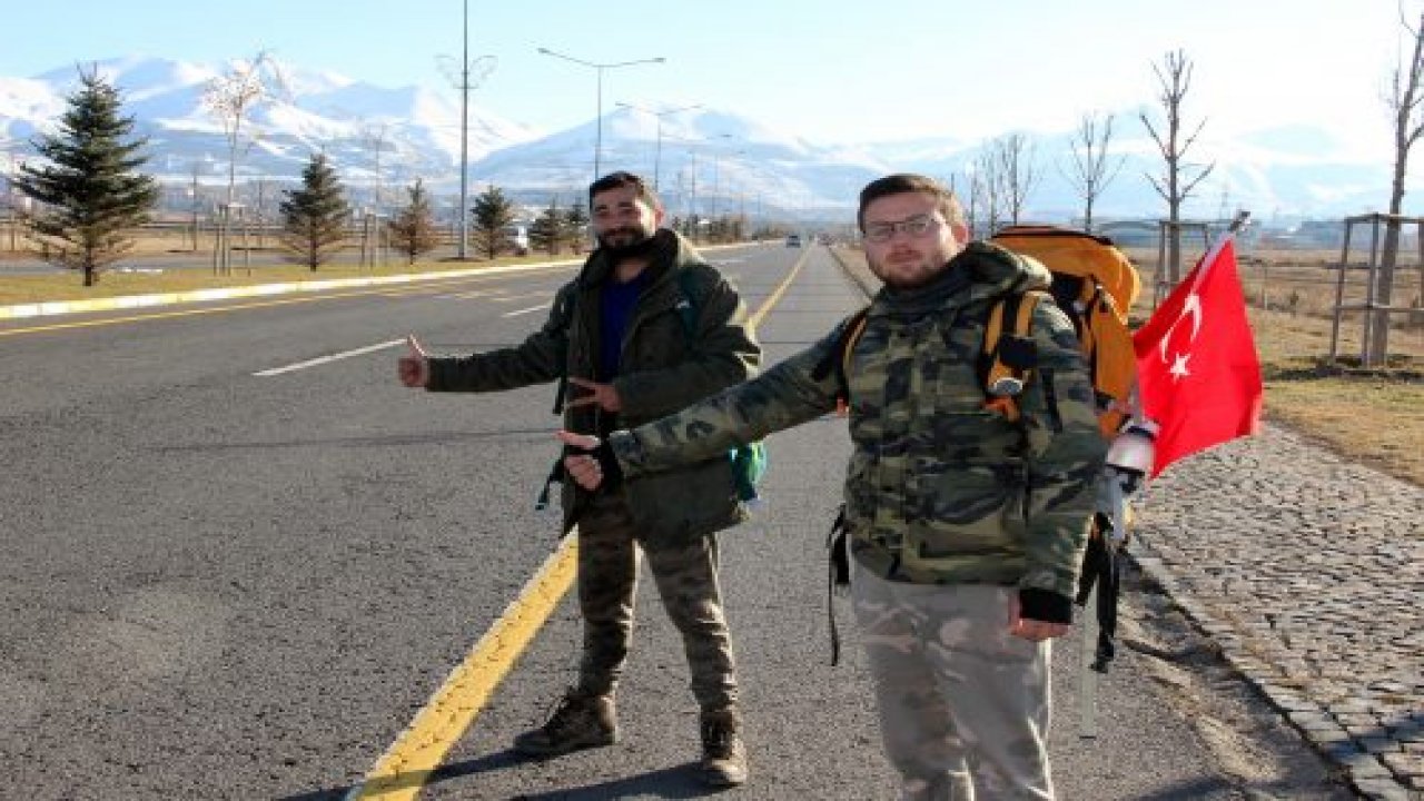 Araçlarını satıp otostopla Türkiye turuna çıktılar