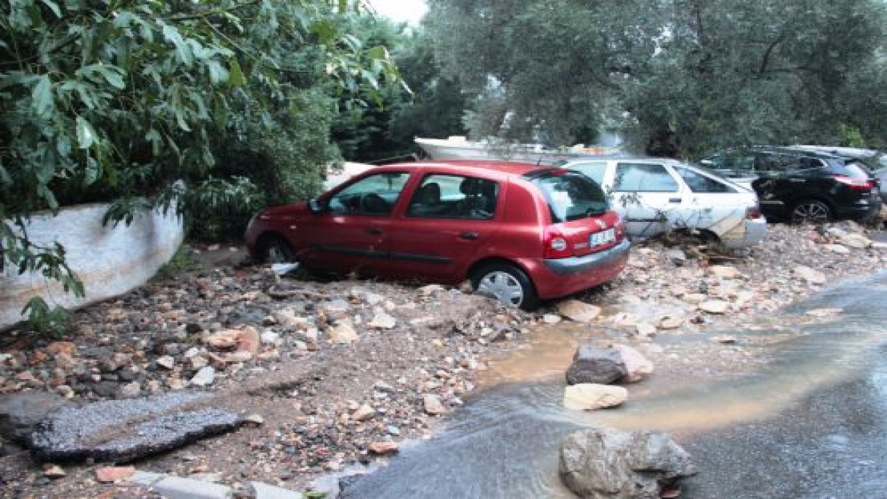 Kayalar yerinden söküldü araçlar sürüklendi