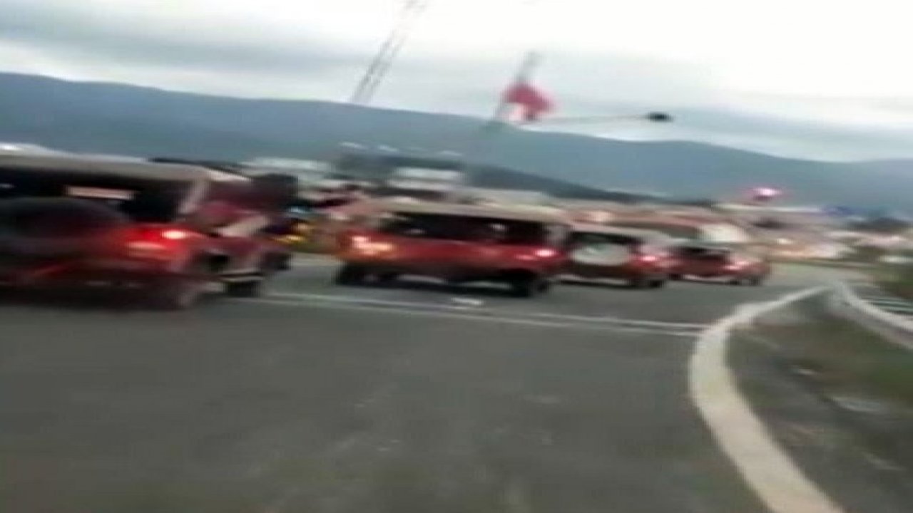 Yediler içtiler, çöpleri yola fırlattılar