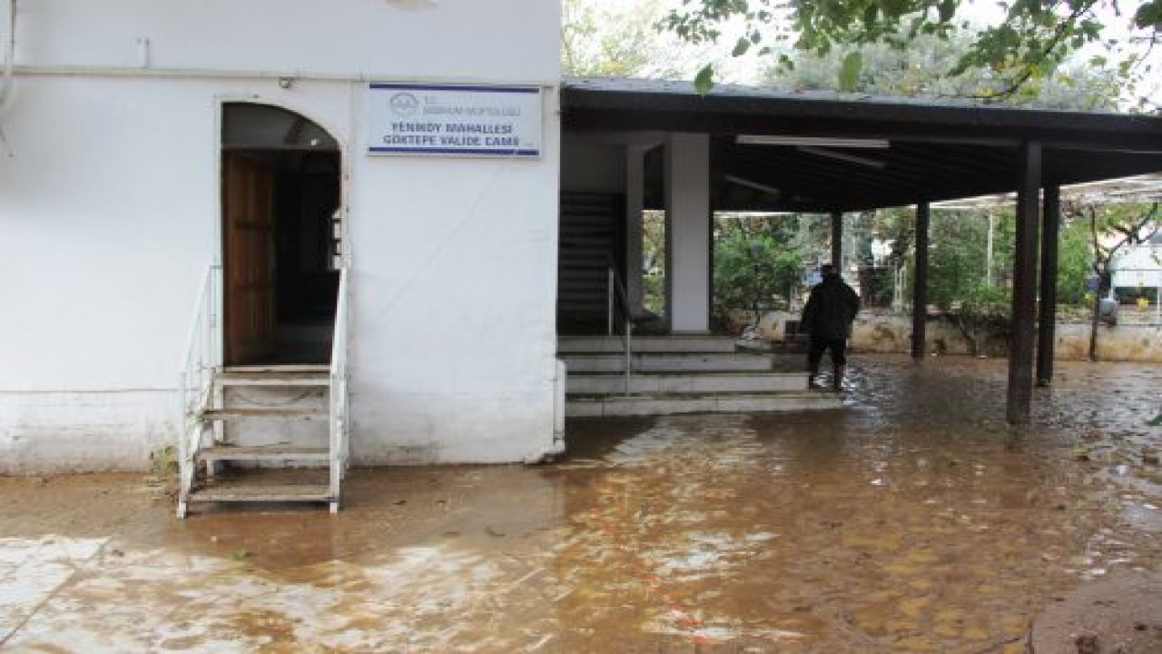 Sel sularıyla dolan camide ibadet yapılamıyor