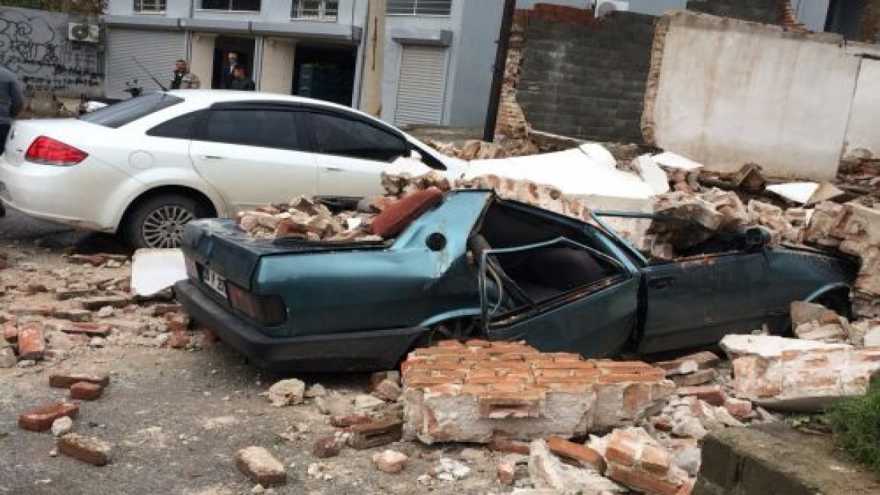 Eski bina çöktü, 2 araç enkaz altında kaldı