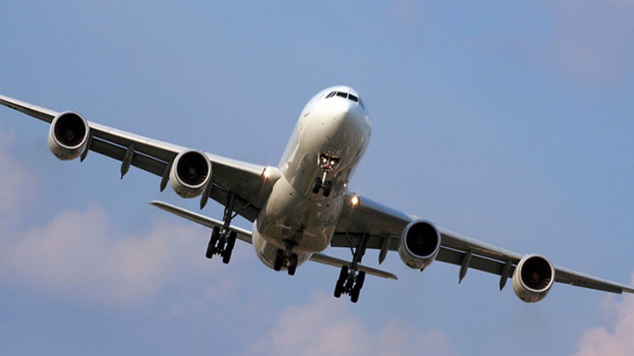 Uçağın kanadına yıldırım düştü