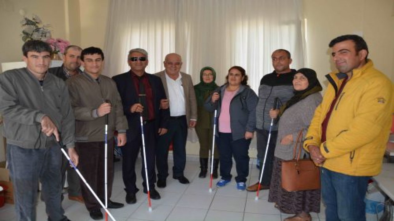 Karaçelik, görme engellilere baston hediye etti