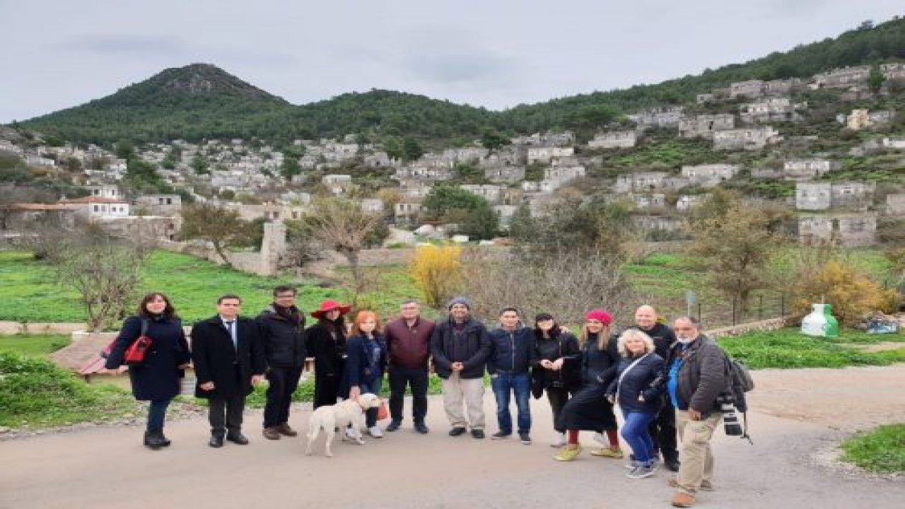 Gazeteciler paraşütle uçtu