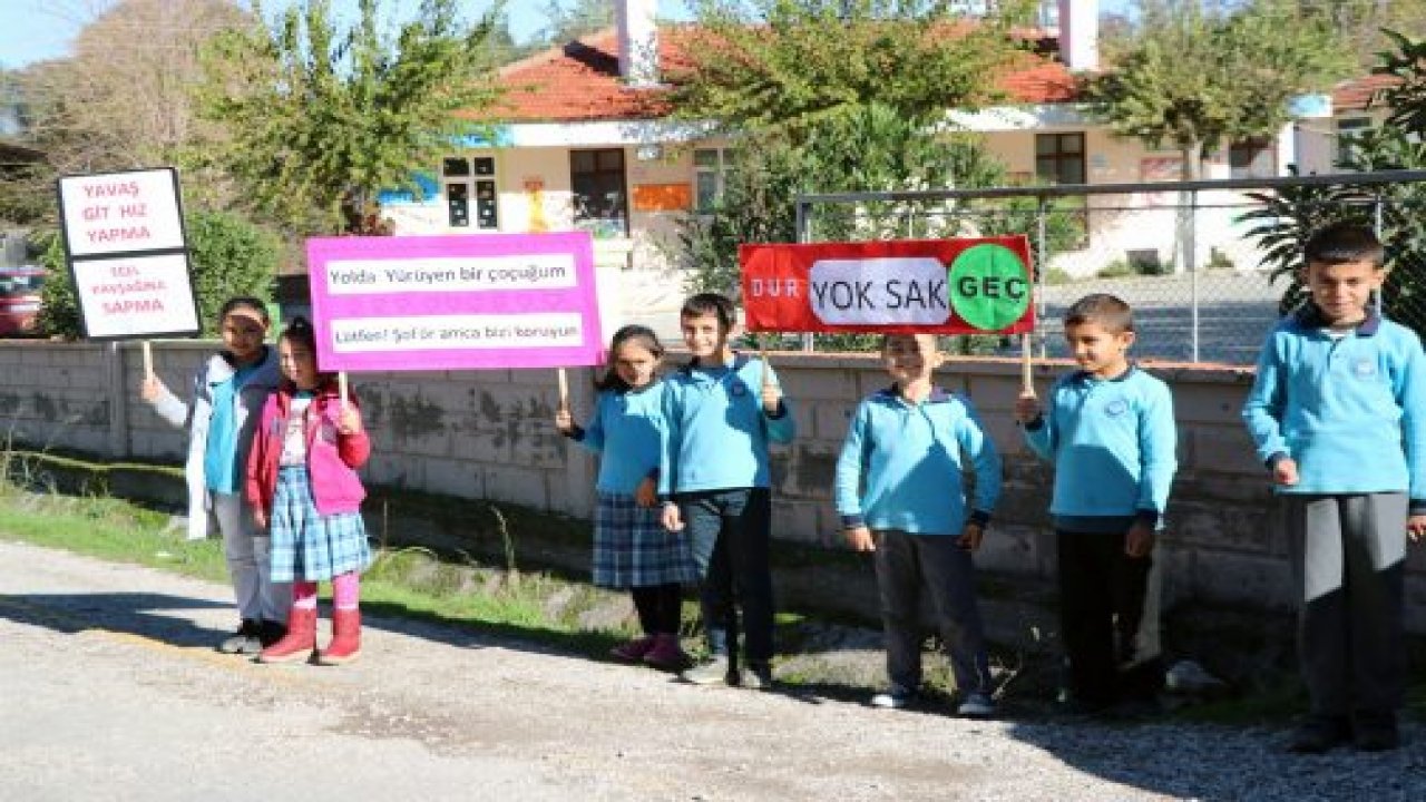 Öğrencilerden sürücülere afişli uyarı